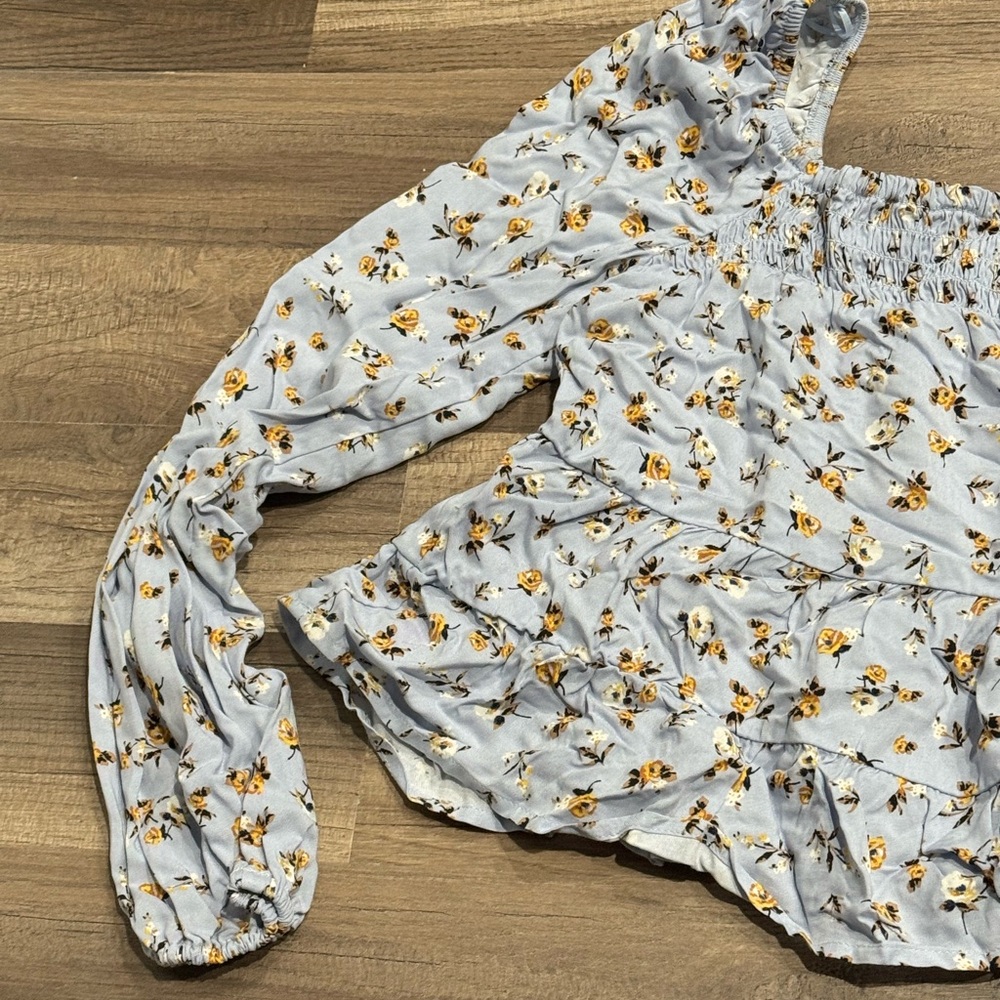 ⚠️Floral Blouse⚠️ - Picture 3 of 3